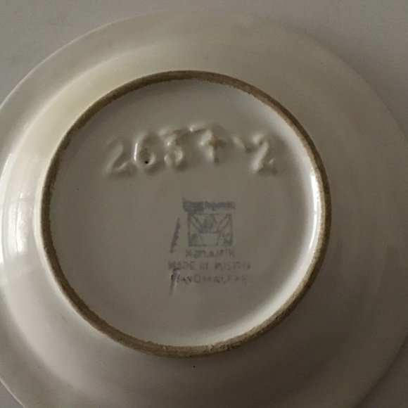 VINTAGE GLAZED AND PAINTED FLORAL CERAMIC ASHTRAY - Picture 3 of 3